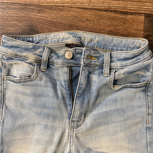 Light wash American Eagle Jeans - Picture 5 of 9